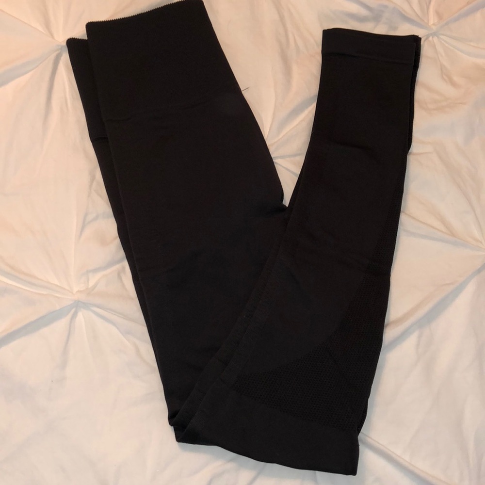 NEVER WORN ebb to train lululemon pants